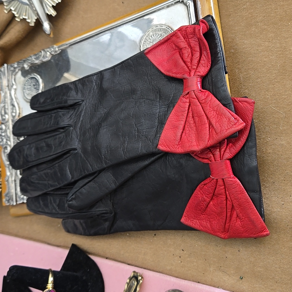 Vintage Saks Fifth Avenue leather bow gloves.